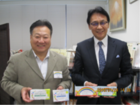 『レディケア』を手にギネマム代表取締役社長の久保田秀一さん（左）と東京慈恵医科大学産婦人科の岡本愛光教授